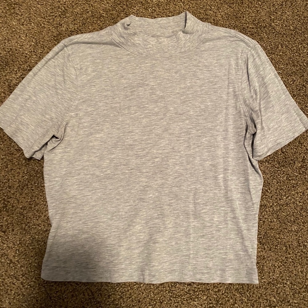 Used women’s lululemon short sleeve size 6 cropped